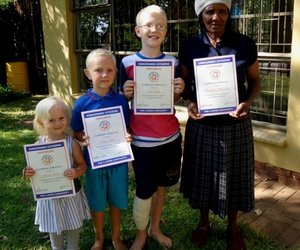 Oupa Callie Lotz trots op kleinkinders